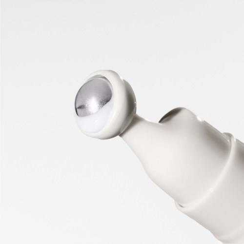 Een witte spa- of huidverzorgingsproduct tube met een zilveren dop, liggend schuin op een witte achtergrond.