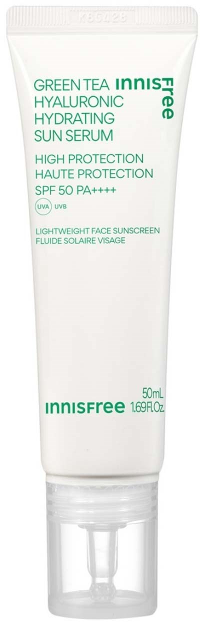 Een witte tube Innisfree Green Tea Hyaluronic Hydrating Sun Serum met groene en zwarte tekst, SPF 50.