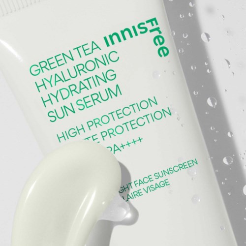 Groene thee huidverzorgingsproduct met tekst over hyaluronische hydraterende zonneserum en hoge bescherming.