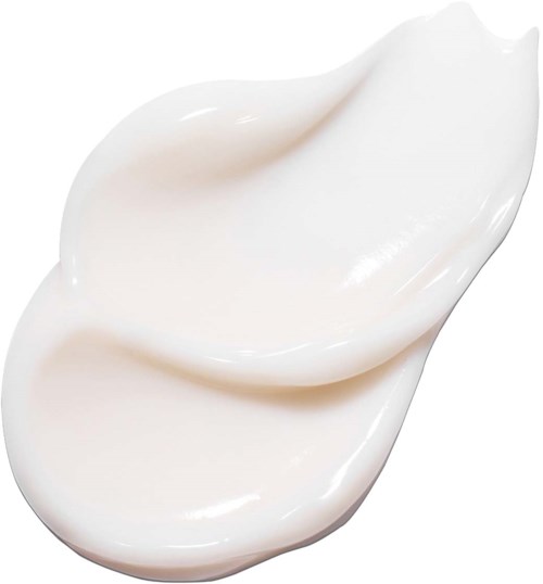 Twee dottingen van witte huidverzorging of lotion op een witte achtergrond.