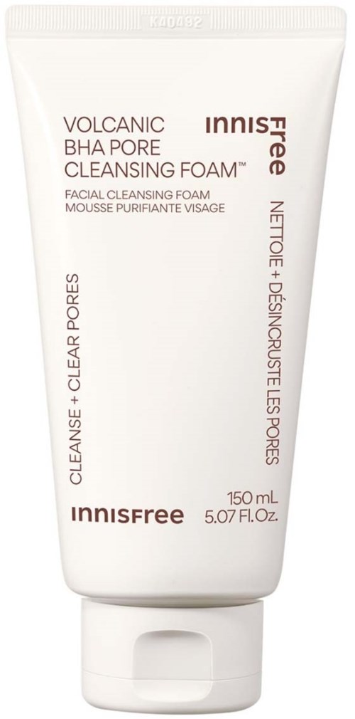 Witte tube van Innisfree Volcanic BHA Pore Cleansing Foam met productnaam en details in bruin tekst.