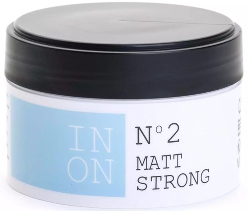 Mały słoik z czarną pokrywką, etykieta z napisem "IN ON N 2 MATT STRONG" w czerni i jasnym niebieskim.