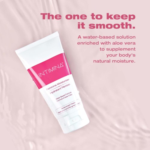 Een roze-witte fles watergebaseerde moisturizer voor vrouwenhuid, met de titel "INTIMINA," met roze tekst op zachte roze achtergrond.