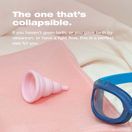 En rosa nappflaska och blå goggles vilar på ett tyg, med text om förlossning och flöde.