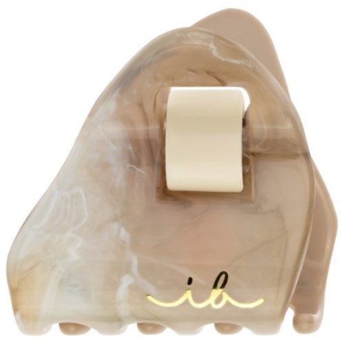 Een nagellakfles in roomkleur met marmerpatroon en een gouden handtekeninglogo.