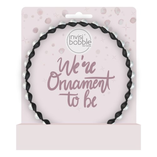 Kuvassa on koruarkki, jossa on musta- ja valkopäällystetty pääkoru. Paketin teksti on "We're Ornament to be."