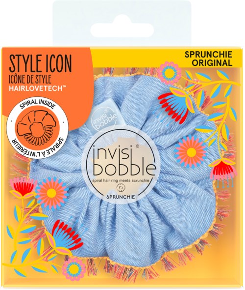 Ett blått hårband med färgglada fransar, i förpackning med färgglada blommor och orange bakgrund, märkt 'Invisibobble'.
