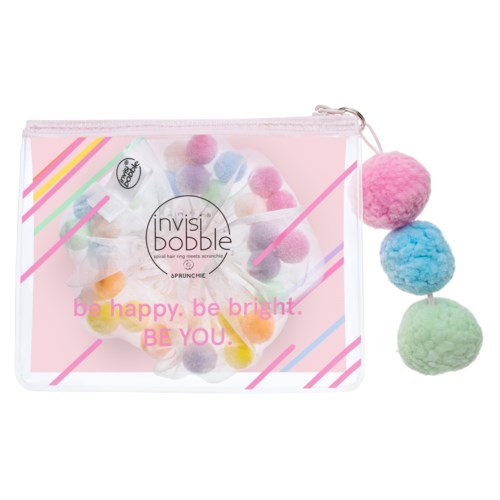 En klar dragkedjepåse med färgglada pom-poms på en kedja och rosa, gula och blå text.