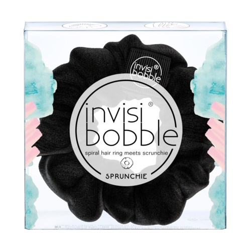 En svart scrunchie med en vit etikett i en genomskinlig låda, kallad Invisi Bobble, för hår, märkt 'Sprunchie'.
