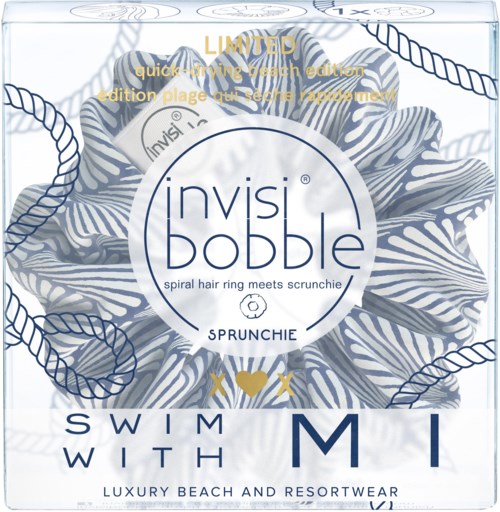 Ett tydligt box innehåller spiralhårsnoddar som heter Invisibobble, med en blå och vit strandinspirerad design, märkt som exklusiv.
