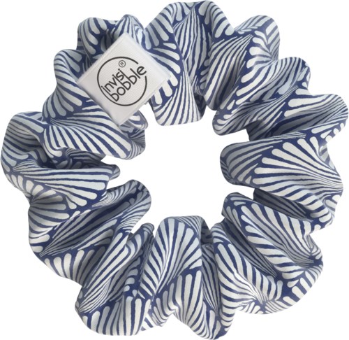 En hårsnodd (scrunchie) med blå och vita randiga mönster. Den har en etikett som säger "Invisiboble".