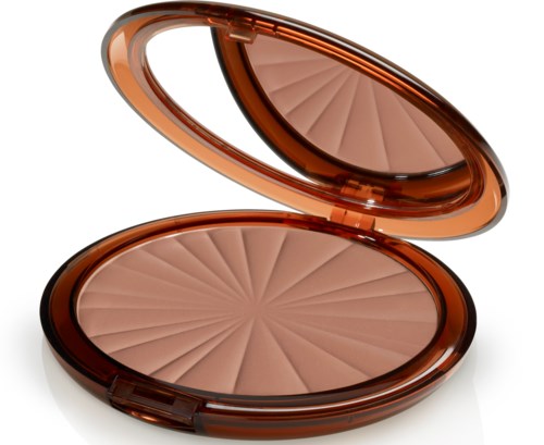 En kompakt makeuppulver med speil inni, i et brunt plastdeksel, pulveret har et mønsterdesign.