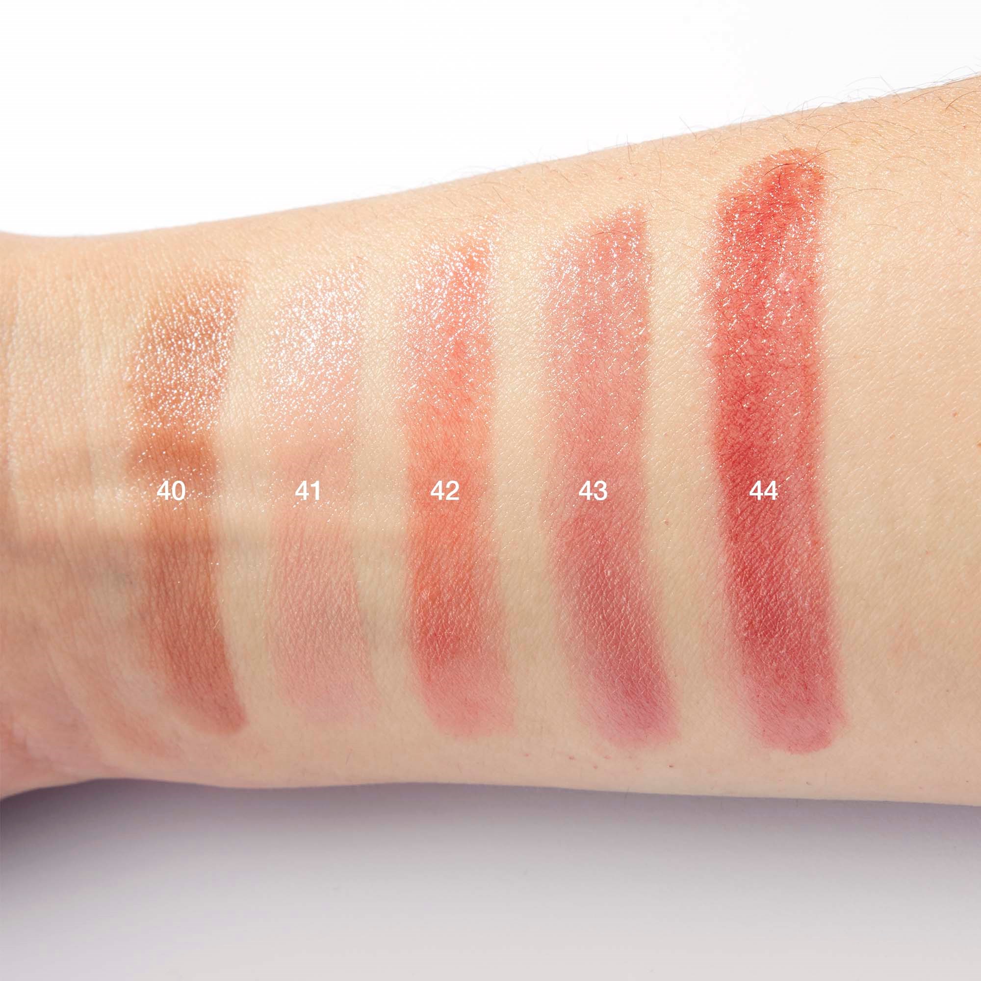 IsaDora Glossy Balm Hydrating Stylo 40 Bare Beige (obrázok 3)