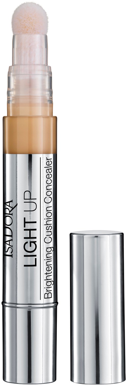 En ljusbeige stav med en vit svamp upptill, märkt Isadora Light Up Brightening Cushion Concealer, med ensilverlock från sidan.