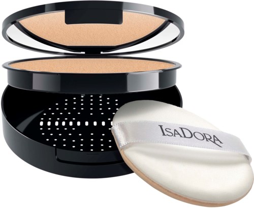 En kompakt sminkpuderbox med spegel, svamp och puder inuti, allt i svart. Svampen har 'Isadora' skrivet på sig.