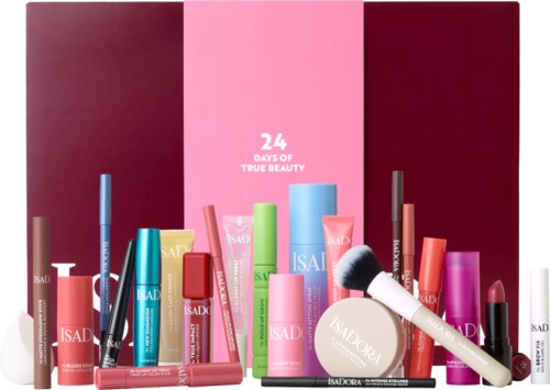 Makeup och hudvårdsprodukter i olika färger arrangerade framför en rosa och mörkröd låda med texten 24 DAYS OF TRUE BEAUTY.