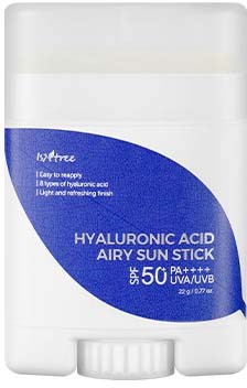 En hvit flaske med blå etikett viser et hudpleieprodukt kalt Hyaluronic Acid Airy Sun Stick med SPF 50.