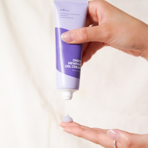 Eine Person drückt aus einer Tube Zwiebel-Gel-Creme auf den Finger.