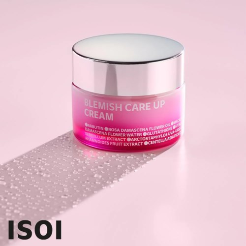 Rosa krukke merket 'Blemish Care Up Cream' med sølvlokk, plassert på rosa bakgrunn med skygge.