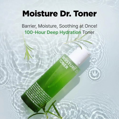 En grønn flaske merket 'Moisture Dr. Toner' flyter i vann med blader rundt, noe som antyder hydrering og beroligende effekt.