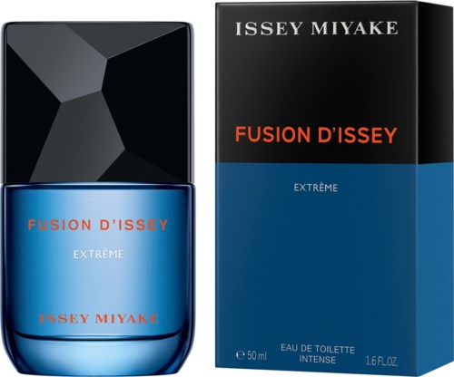 Eine blaue Parfümflasche und eine Schachtel, beide mit Fusion d'Issey beschriftet, in Schwarz, Blau und Orange.