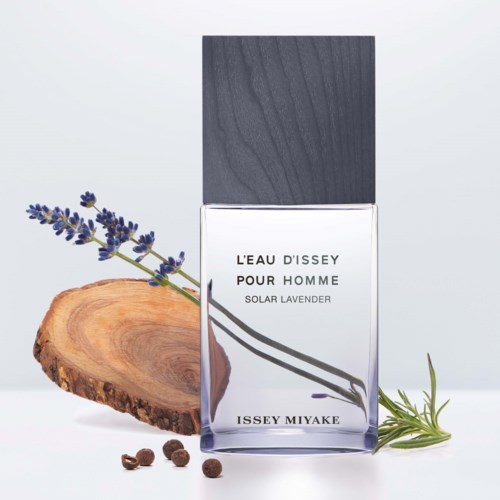 En parfyllflaska märkt 'L'EAU D'ISSEY POUR HOMME' med lavendel och trädetaljer runt den.