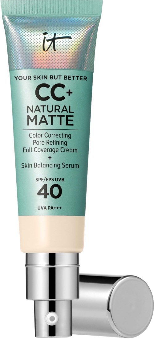 En tub med IT CC+ Natural Matte foundation med SPF 40, silverlock, och text som främjar hudvårdsfördelar.