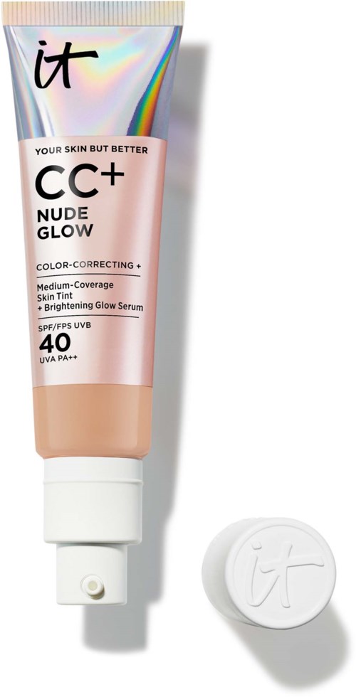 En tub med CC+ Nude Glow foundation med SPF 40 och vit lock. Tuben är rosa med regnbågsaccenter.