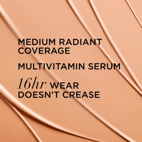 Texten beskriver en hudvårdsprodukt med medeltäckning, multivitamint serum, som varar i 16 timmar och inte orsakar oljighet.