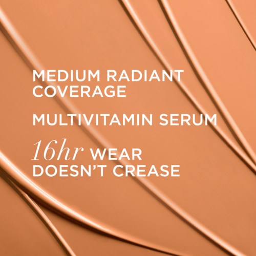 Text som annonserar multivitaminserum med bra täckning, varar i 16 timmar, inte skrynklar, på en metallisk orange bakgrund.