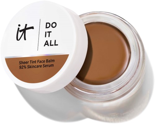 Åpen krukke med brun ansiktsbalm med hvit lokk som viser merke og produktinformasjon.
