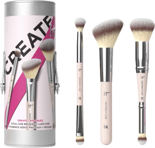 Set med fem makeupborstar med rosa och silverhandtag, olika storlekar, placerade bredvid ett rosa och grått fodral.