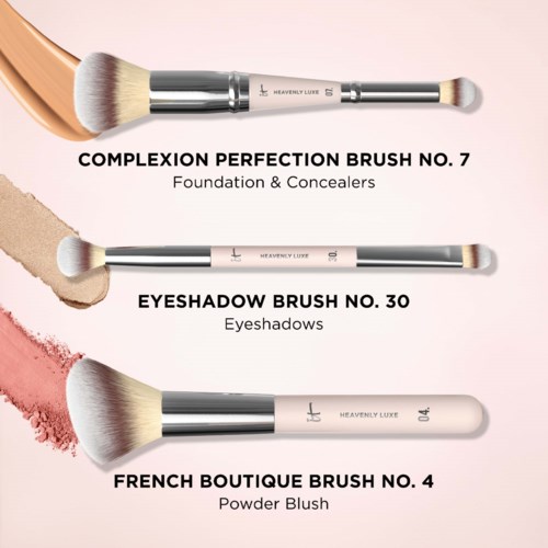 Tre makeupborstar märkta för foundation, ögonskuggor och blush, med puder och färgprover intill.