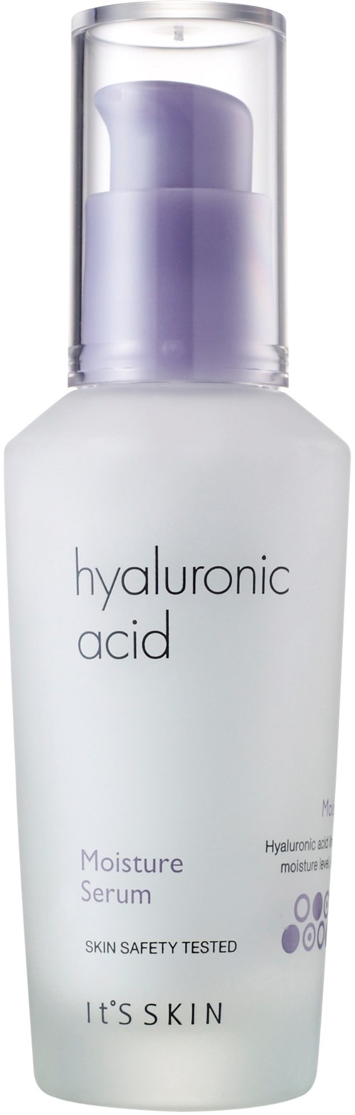En hvit flaske med en lilla pumpe inneholder hyaluronsyre fuktserum, merket for hudfuktighet, med tydelige merkeord.