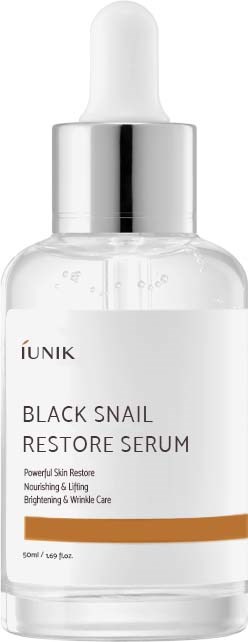 En klar flaska med en vit droppekork, märkt 'BLACK SNAIL RESTORE SERUM', innehåller hudvårdsprodukt.