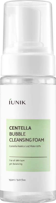 En vit flaska med pump visar IUNIK Centella Bubble Cleansing Foam för alla hudtyper.