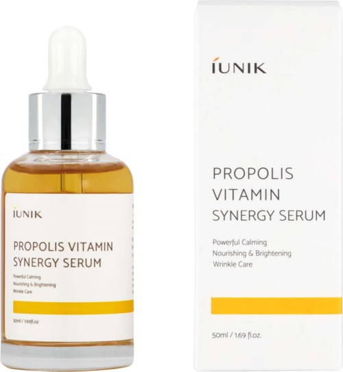 En flaske serum og boksen dens, begge merket IUNIK Propolis Vitamin Synergy Serum, med pipette oppå.