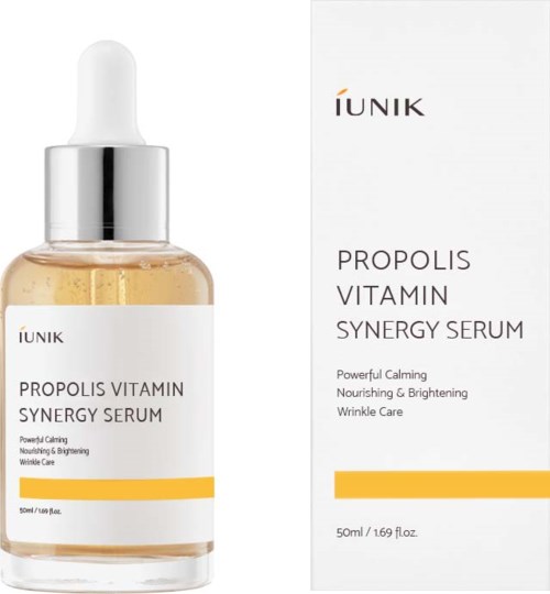 Bildet viser en serumflaske og en eske merket IUNIK Propolis Vitamin Synergy Serum, med informasjon om fordelene.