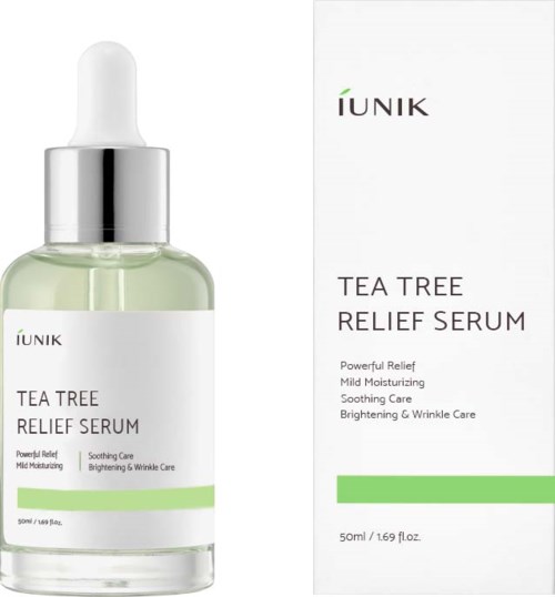 En flaska av IUNIK Tea Tree Relief Serum med en grön och vit förpackning och pipett för applicering.