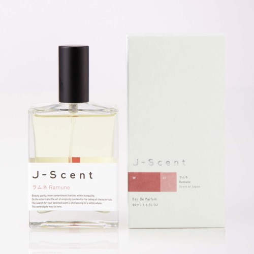 Ein Parfümflasche mit weißem Etikett und schwarzem Deckel, neben einer passenden weißen Box mit pinken Akzenten und J-scent-Logo.
