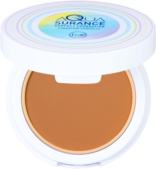 En compact med beige foundation och vit lock med färgglada regnbågscirklar och en logga på toppen.