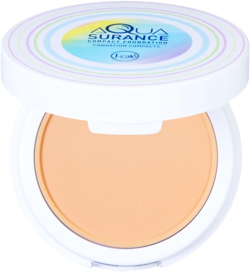 En kompakt makeup-foundation med vit lock med färgglada cirkulära linjer och text.