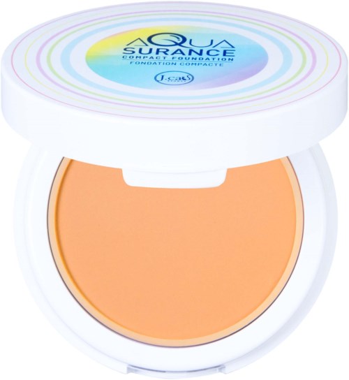 En kompakt med pastelregnbågsdesign på locket, innehållande persikofärgad puder. Locket visar märket 'Aqua Surance' och produktinformation.