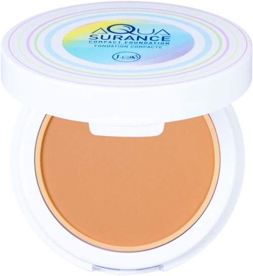 En kompakt makeup-puder i en vit behållare med ett lock som har Aqua Surance-loggan och färgglad design.