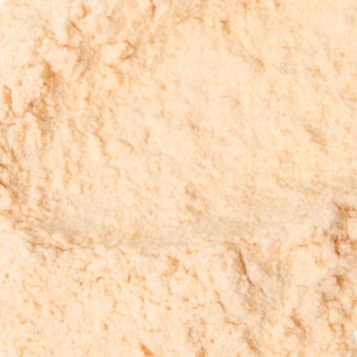Et beige, smuldrende pulver sandsynligvis mel på en overflade.