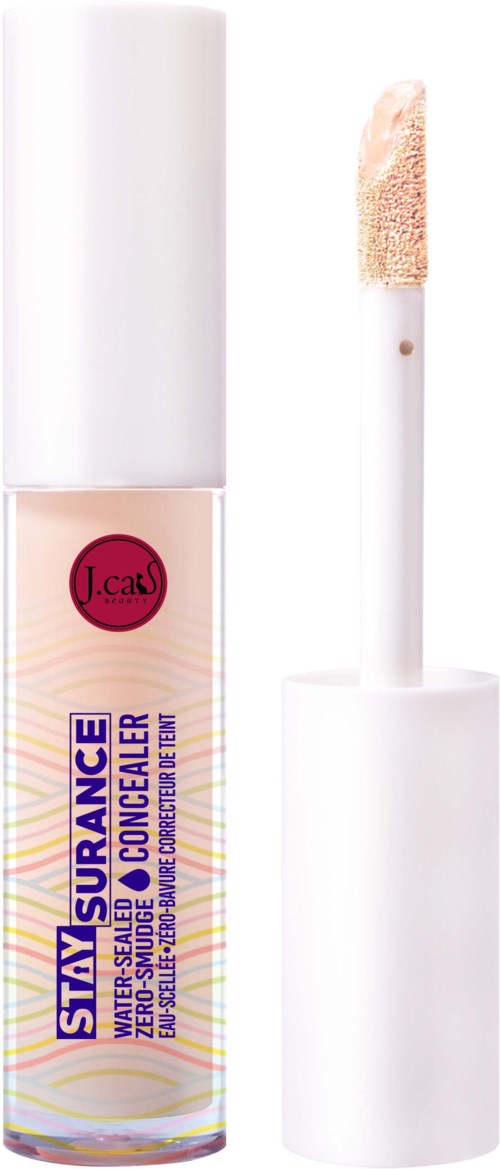 En läppconcealer med en applicatorpenna och vit convall, märkt 'Stay Assurance' i en tydlig flaska.