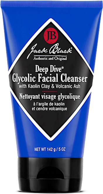 Blå tub med Jack Black Deep Dive Glycolic Facial Cleanser med svart, röd och vit etikett. Innehåller lera och vulkanisk aska.