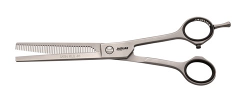 Et par saks med lige blad og fingerhuller, lavet af metal, mærket 'JAGUAR'.