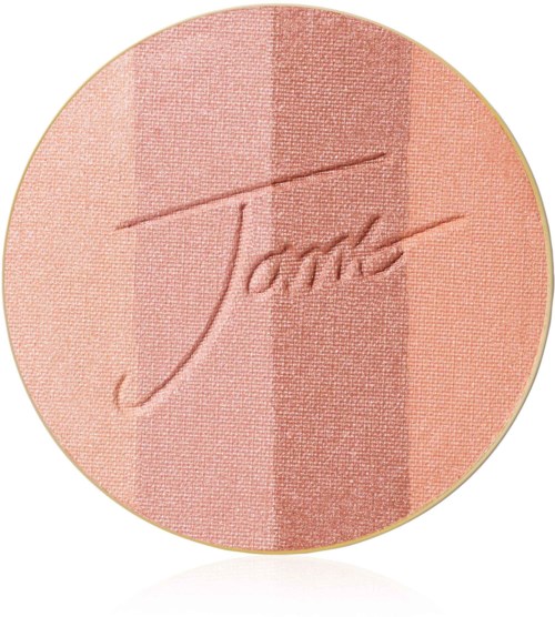 En rund sminkrouge med rosa och beige ränder och en signatur. Rouget har en skimrande finish.