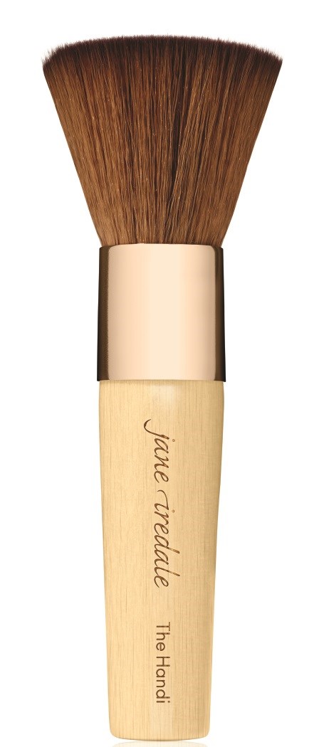 En sminkebørste med brune børster, kremfarget skaft og gullhylse, merket "Jane Iredale The Handi."